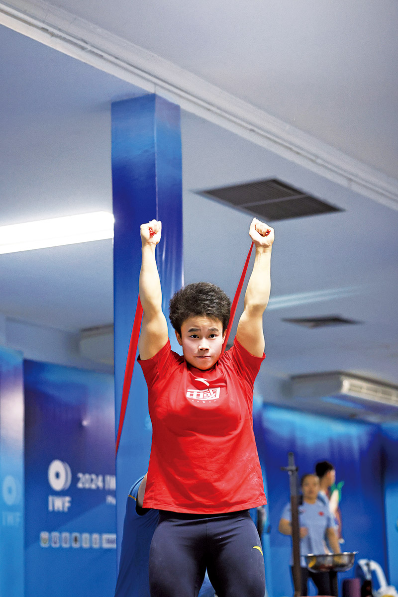 举重比赛：力量与技巧的完美结合